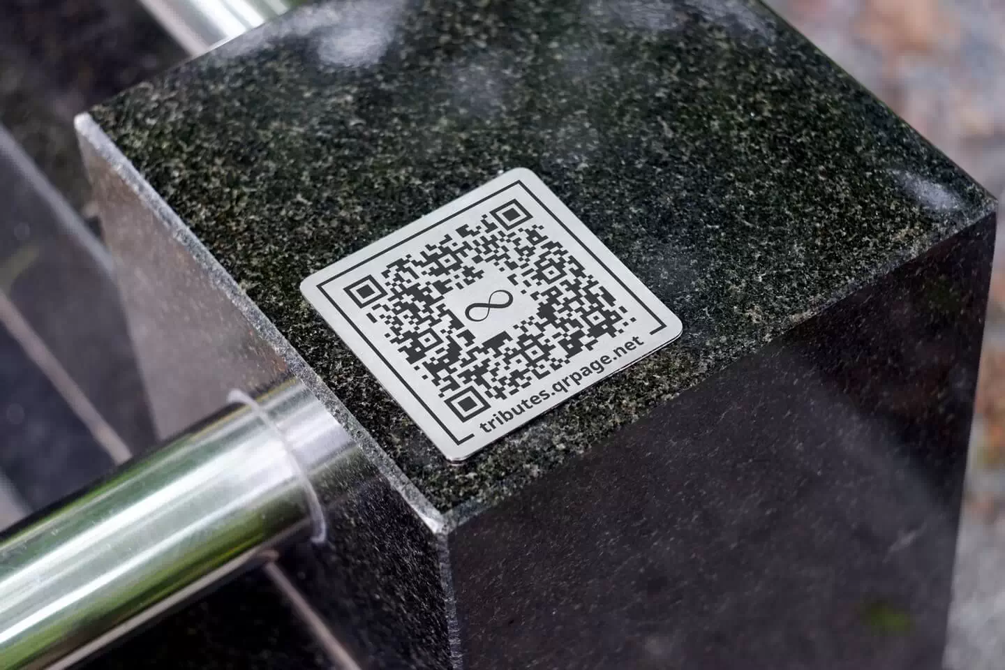 QR-код на гранітній плиті з адресою tributes.qrpage.net, встановлений на сучасному пам’ятнику